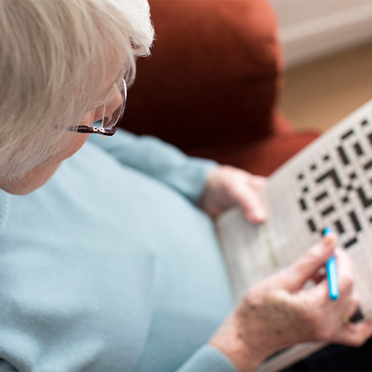 73_9282_20Jan2022155405_Senior woman completing crossword 540px.jpg